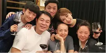 铁三角十七年后重聚,爱情公寓主演八年后重聚,星爷和他呢