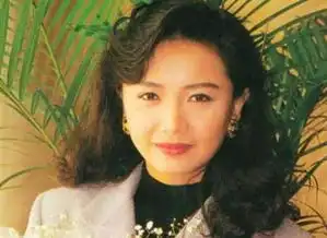 17岁意外被导演看中,曾被刘嘉玲介入恋情,今儿子是她骄傲
