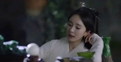 杨幂白浅大婚造型曝光,素色华服头戴珠帘,气质又美又仙