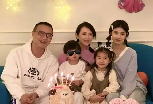 章子怡重返电影拍摄地,携女儿穿古装翩翩起舞,发际线上移好抢镜