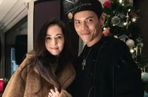 向佐最美的时光告白父母,向华强出镜,牙齿和皮肤成亮点
