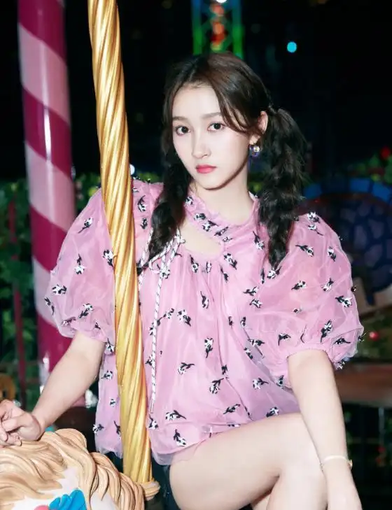 被关晓彤甜蜜暴击了,粉色罩衫短裤唯美浪漫,真正的少女感
