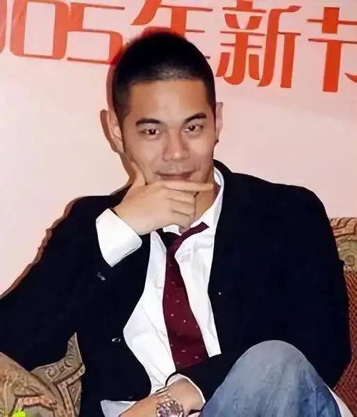 放羊的星星女主复出,变流水网红脸,带老公孩子参加亲子综艺
