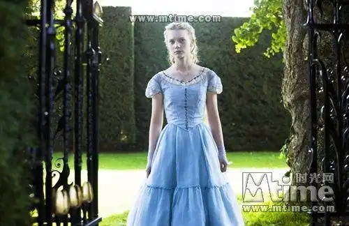 谁有爱丽丝梦游仙境中爱丽丝穿3套不同礼服的剧照
