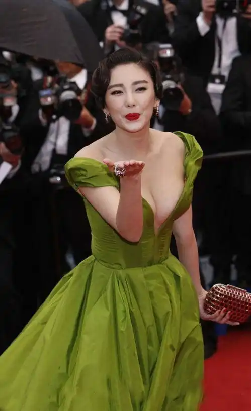 张雨绮一条游走在演艺圈里的美人鱼,只为乘风破浪