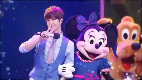 是一博啊,今天是迪士尼的小王子啊,萌新可爱