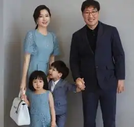 48岁李英爱被网友捕获,虽已年近半百,但仍肤白貌美气质出众
