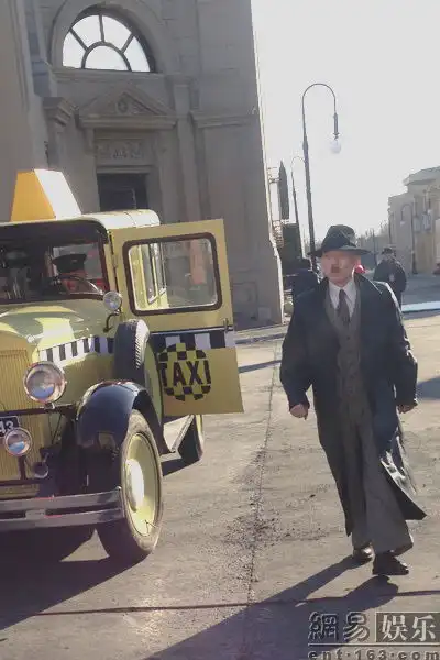 葛优替身连跑二百层楼赛刘翔