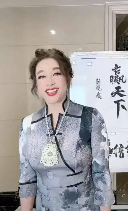 刘晓庆办书法展,一幅书法卖100万
