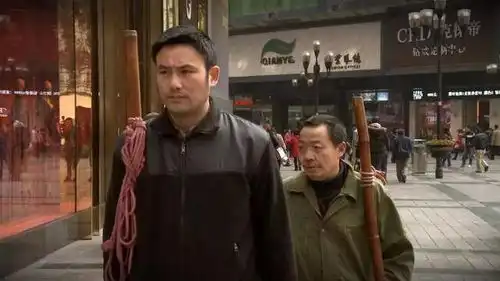 豆瓣9.7,他用一部低成本纪录片见证了一个棒棒群体的最后消失
