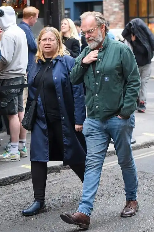 63岁爱隆王近况成一脸胡子的小老头,打扮朴素让人认不出