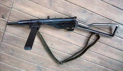 使用的人必须站在队伍的最前面,二战司登冲锋枪
