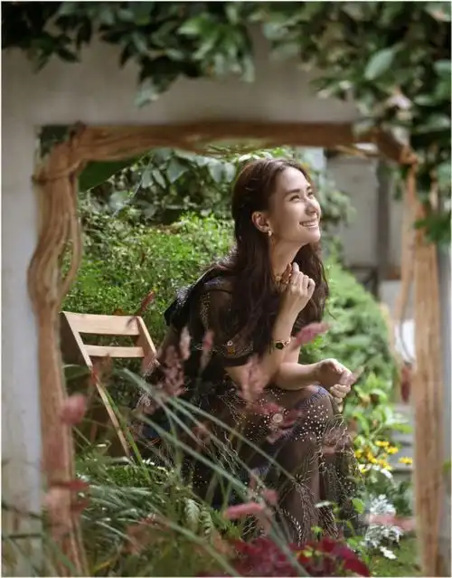 窦骁携女友登封面秀恩爱赌王最美千金颜值不输女明星,大片超配
