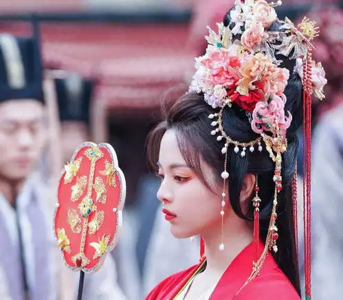 杨超越最新剧照出圈,自嘲拍戏趣事,全方位发展赶超孟美岐
