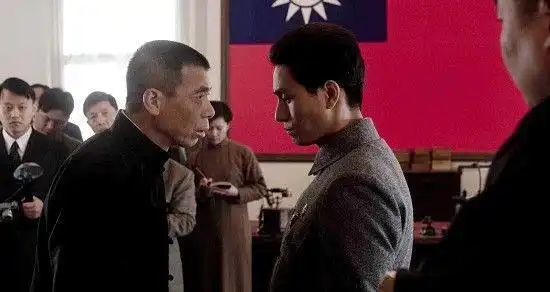 1949年杜月笙逃出上海后看到一张报纸,他大笑道还好我到香港了