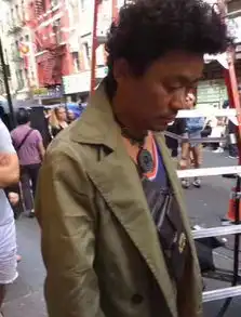 王宝强新片开拍爆炸头配风衣看着有点脏兮兮