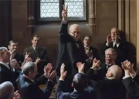 至暗时刻明年的奥斯卡影帝已经被他提前预定了
