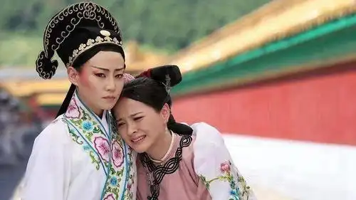 延禧攻略删减部分高贵妃穿上戏服,女扮男装唱戏,逗魏璎宁开心