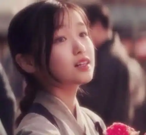 42岁女星捐精生子带娃上节目遭万人指责,抗议者示威到了电视台
