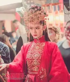 戚薇龙门客栈穿红衣老板娘的风韵你不知道发型师姐