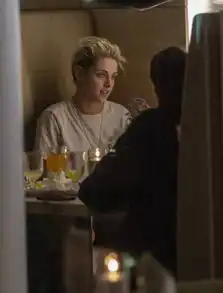 新霹雳娇娃开拍克里斯汀现身片场帅气有型
