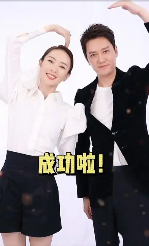 和赵丽颖离婚后,冯绍峰拍戏与童谣牵手拥抱,表情可爱小肚腩抢镜