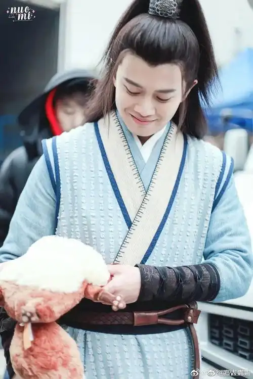 任嘉伦新剧造型颜值太可了,手中的陆大人突然就不香了