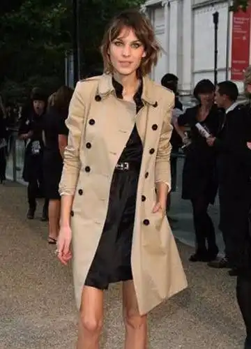 穿十年都不会过时这样的风衣长啥样
