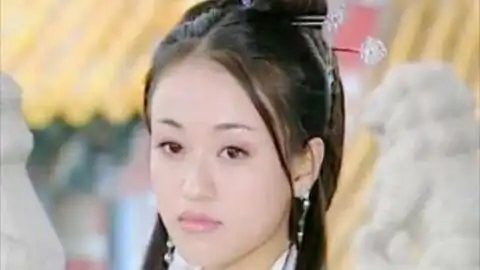 乌龙闯情关上官凤儿李姝发型
