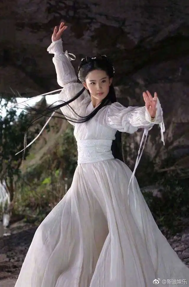 金庸最宠的小龙女刘亦菲几乎只穿黑白灰,一个眼神就仙到骨子里
