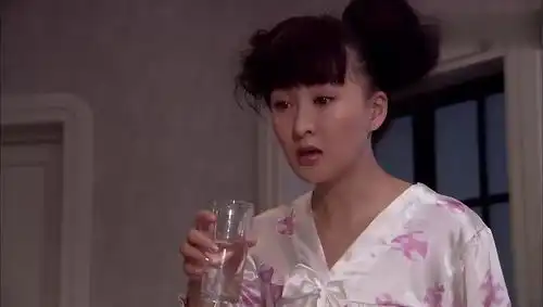 回家的诱惑傻大姐半夜起来喝水,发现沙发上睡了一个人
