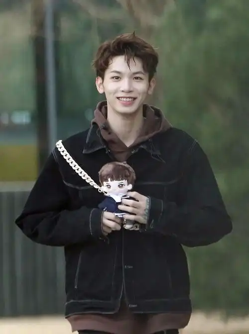 打卡饭圈女孩的快乐星球,现在追星流行抢孩子