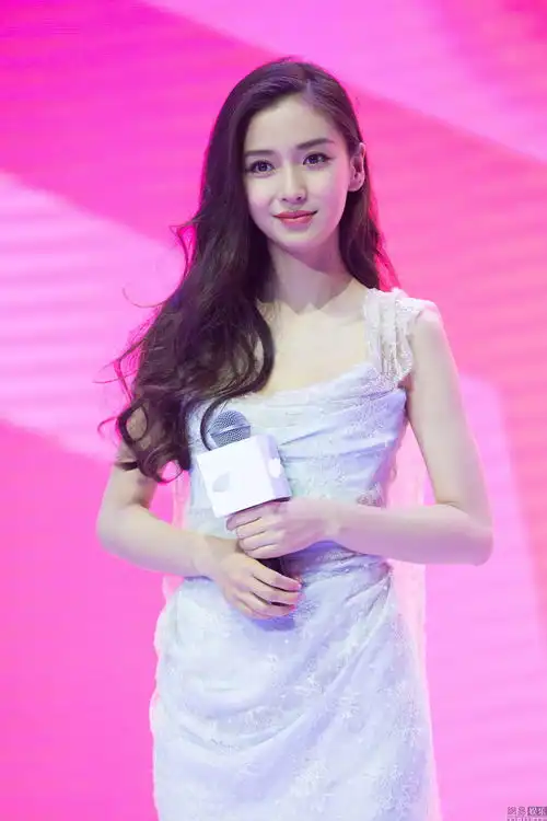 angelababy长裙亮相气质迷人
