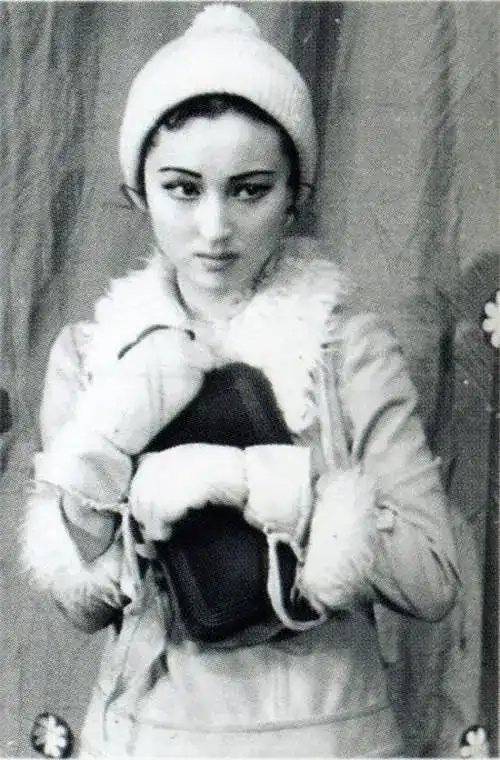 2段婚姻,和丈夫一起出家,41岁病逝,父亲跪在地上埋怨自己