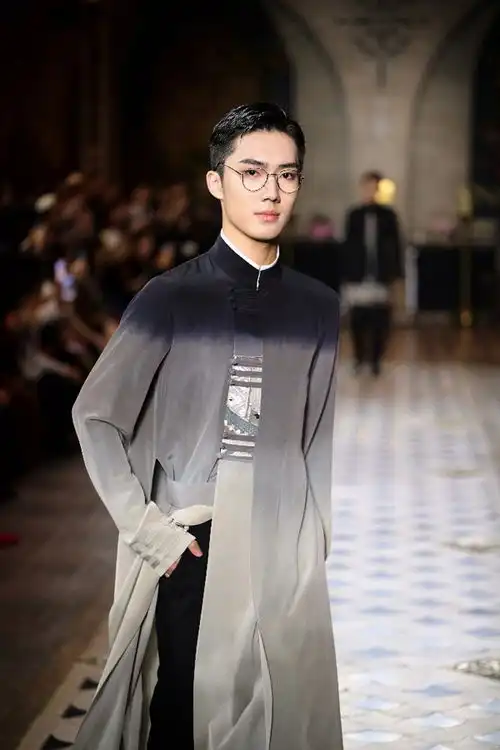 青年演员温淳棣携手国风高定设计师熊英亮相巴黎时装周
