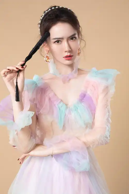 组图戚薇明侦剧照曝光一袭彩虹仙女薄纱裙仙气十足
