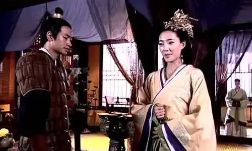 美人心计慎儿刻意讨好周亚夫,不料周亚夫不吃她这一套
