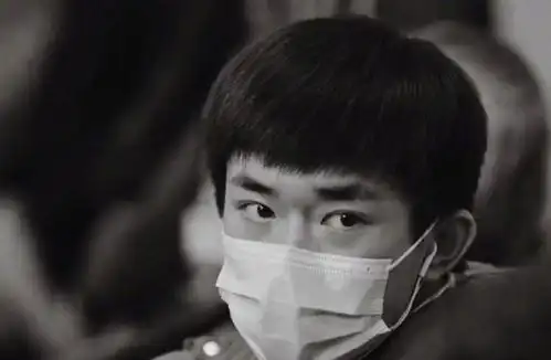 中国医生首曝剧照,易烊千玺首演医生角色,眼神坚定出众
