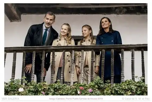 西班牙王室发布2020圣诞贺卡,两位公主成主角