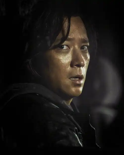 釜山行2半岛再曝新剧照姜栋元与丧尸军团展开最后的恐怖斗争
