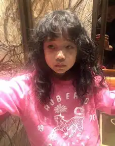 小s女儿许老三烫泡面头与步惊云撞发型,何润东发文幽默回应