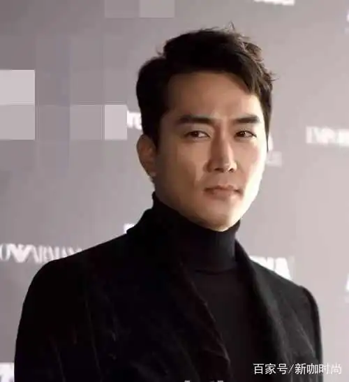 42岁宋承宪秒变最潮大叔,全黑look亮相,这个动作太拽了
