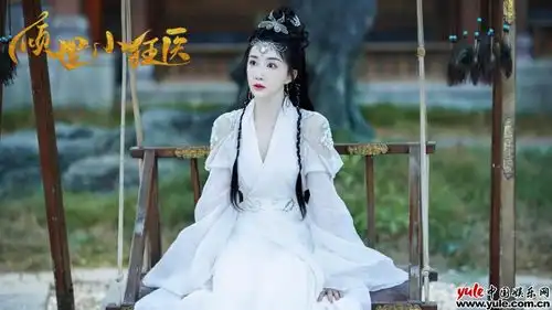 陈欣予新剧倾世小狂医杀青白发古装扮相引关注