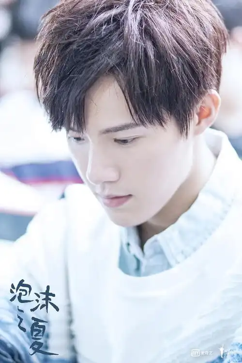 泡沫之夏洛熙的求生欲为0黄圣池这么可爱的男孩子当然要pick