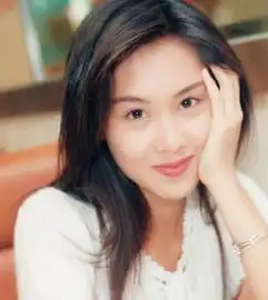 朱茵穿露肩装晒美照我相信相由心生