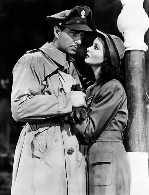 以电影魂断蓝桥为主题分析失落的爱情与战争的阴影
