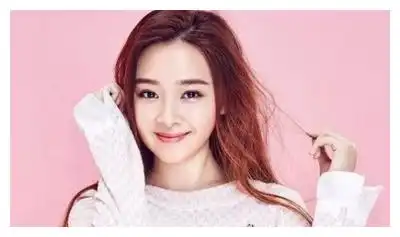 她14岁戏中爱上释小龙,全网禁止她整容,今27岁长成这样
