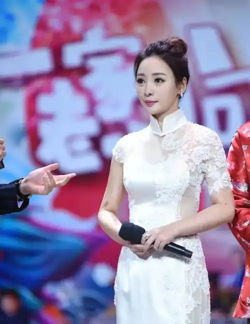 40岁柳岩造型突变,穿白色旗袍走复古中国风,镂空背部好性感
