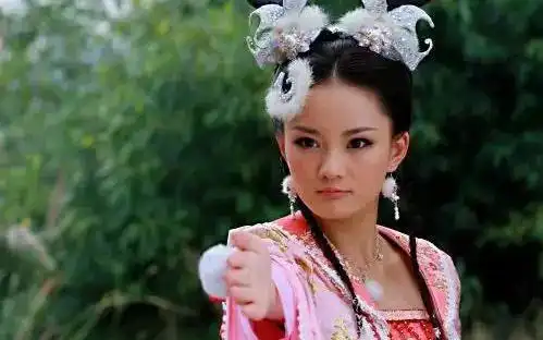 17岁爆红当女主,却被传带资进组如今家道中落被嘲似大妈