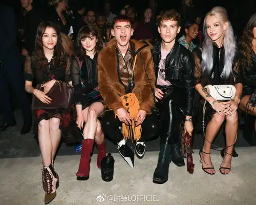 关晓彤真的太美了一袭浪漫的雪纺长裙,尽显浓浓学院风
